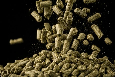 Goat pellets containing grass/leguminous ingredients