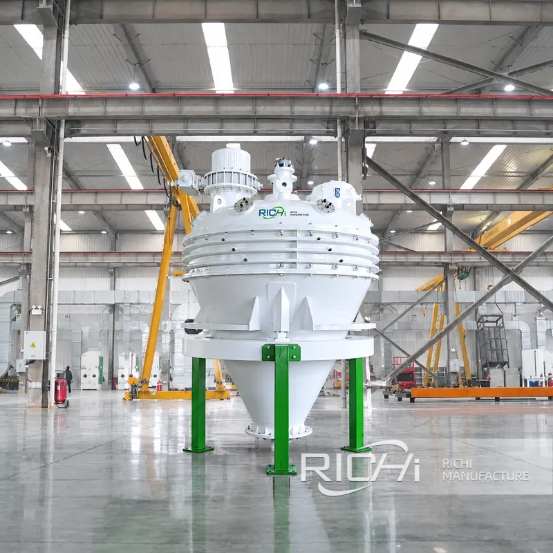 Vacuum spraying machine